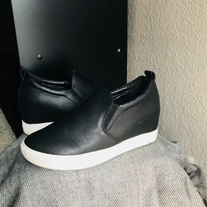 Black wedge sneaker